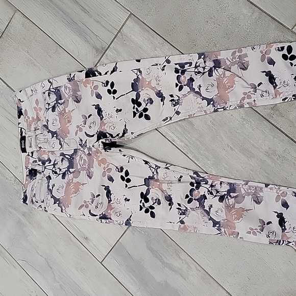 BDG light gray floral high rise jeans size 27w 29L - Picture 2 of 5